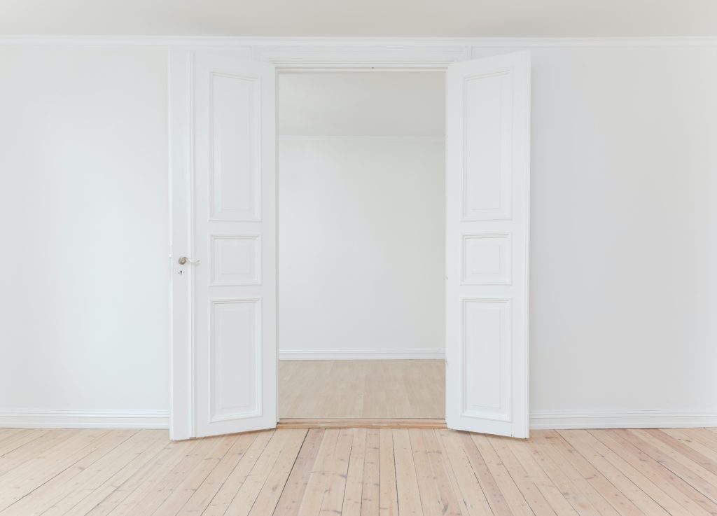 https://colorkit.co/wp-content/uploads/2022/12/empty-white-room-1024x737.jpeg